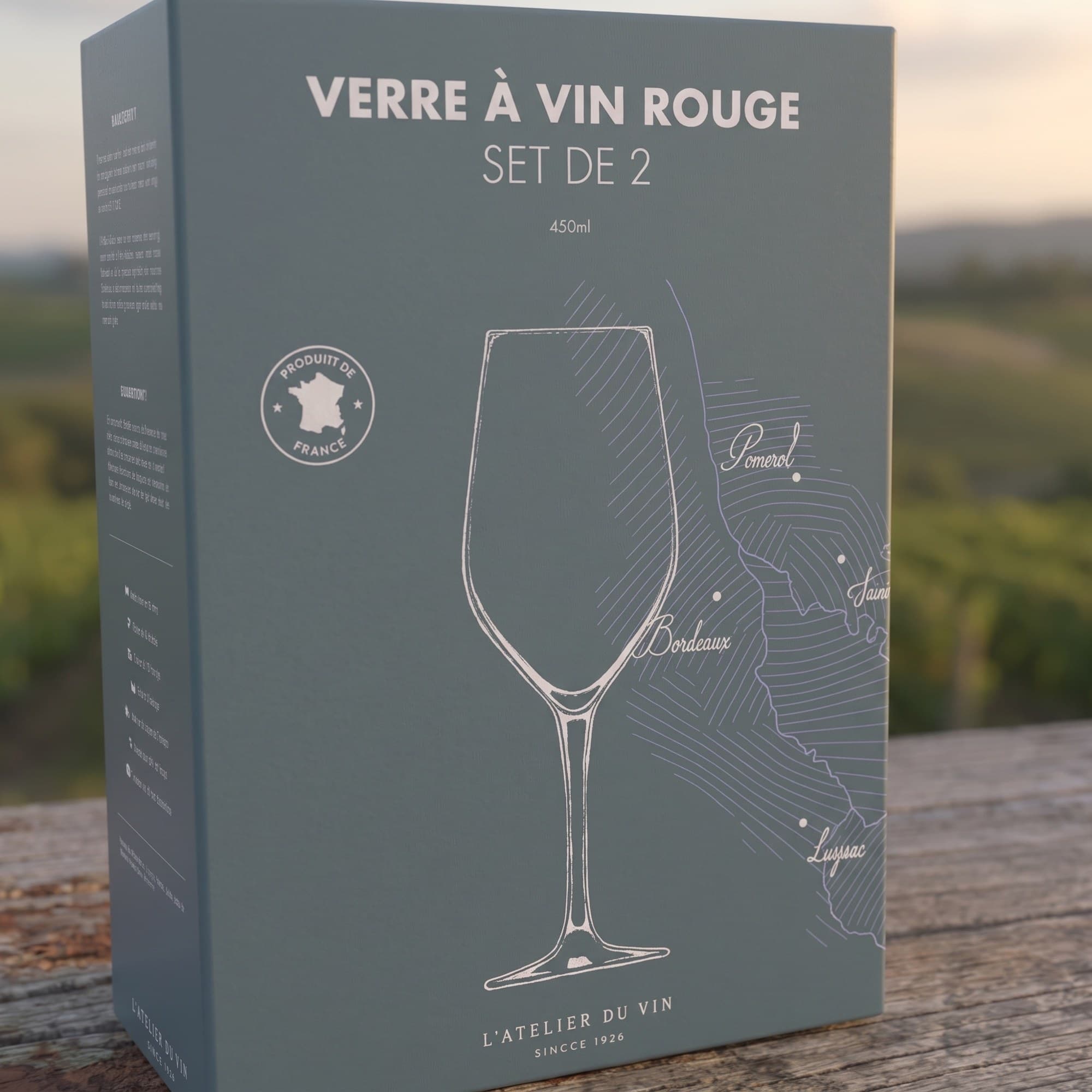 Le packaging verre à vin rouge posé au milieu des vignes