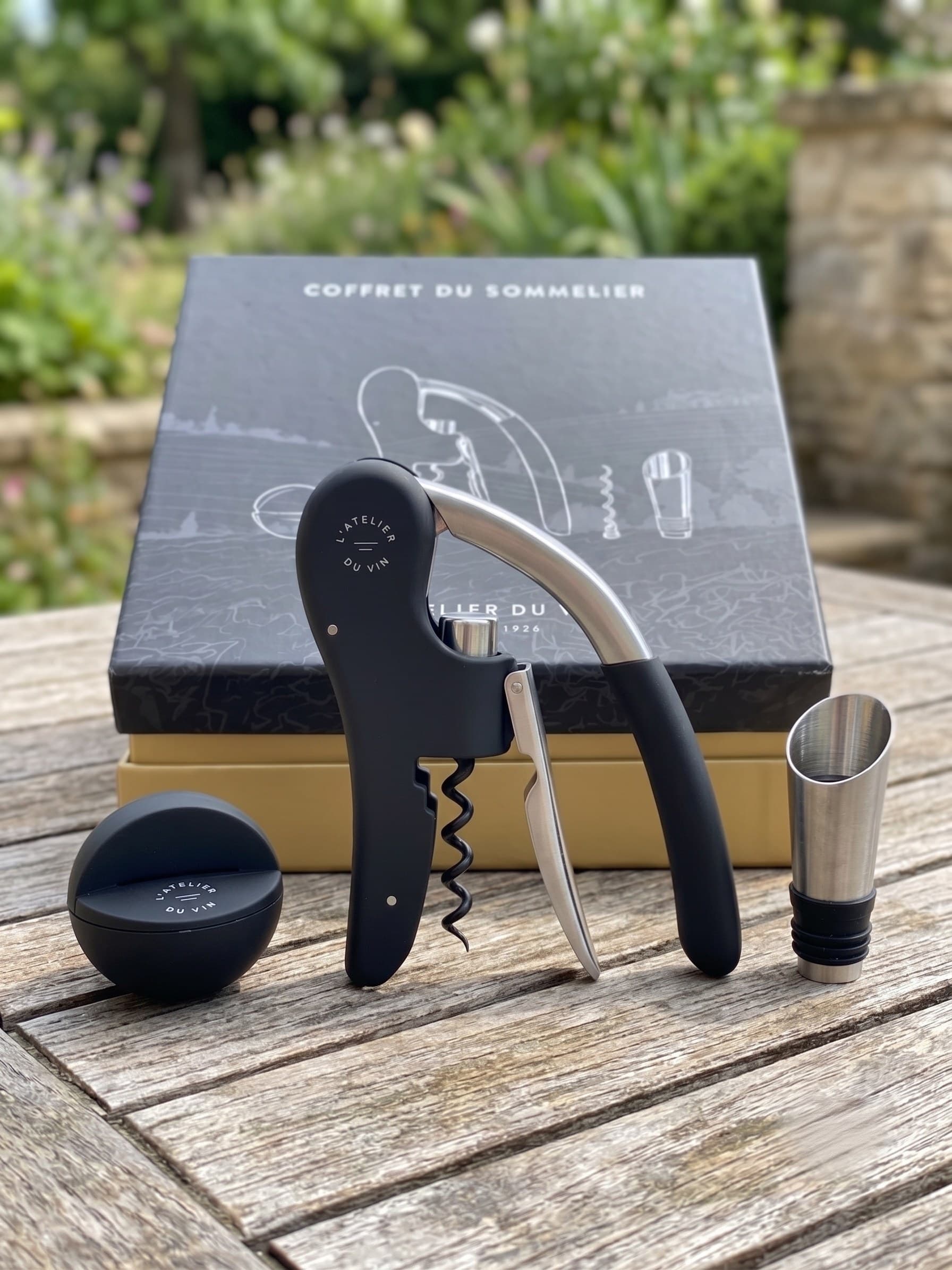 Le coffret du sommelier ouvert — tire-bouchon, bouchon verseur