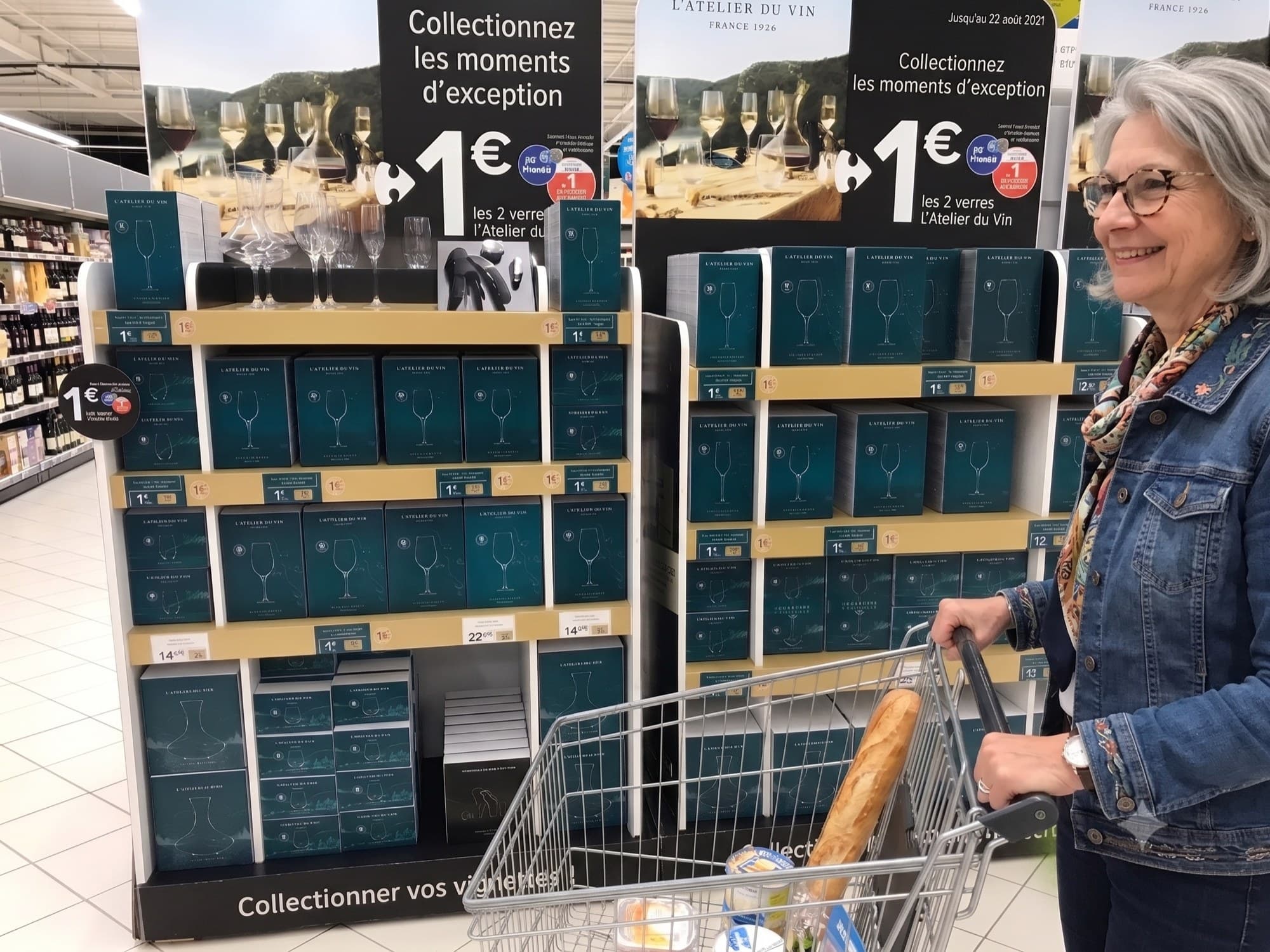 Tête de gondole de l'opération, cliente au caddie