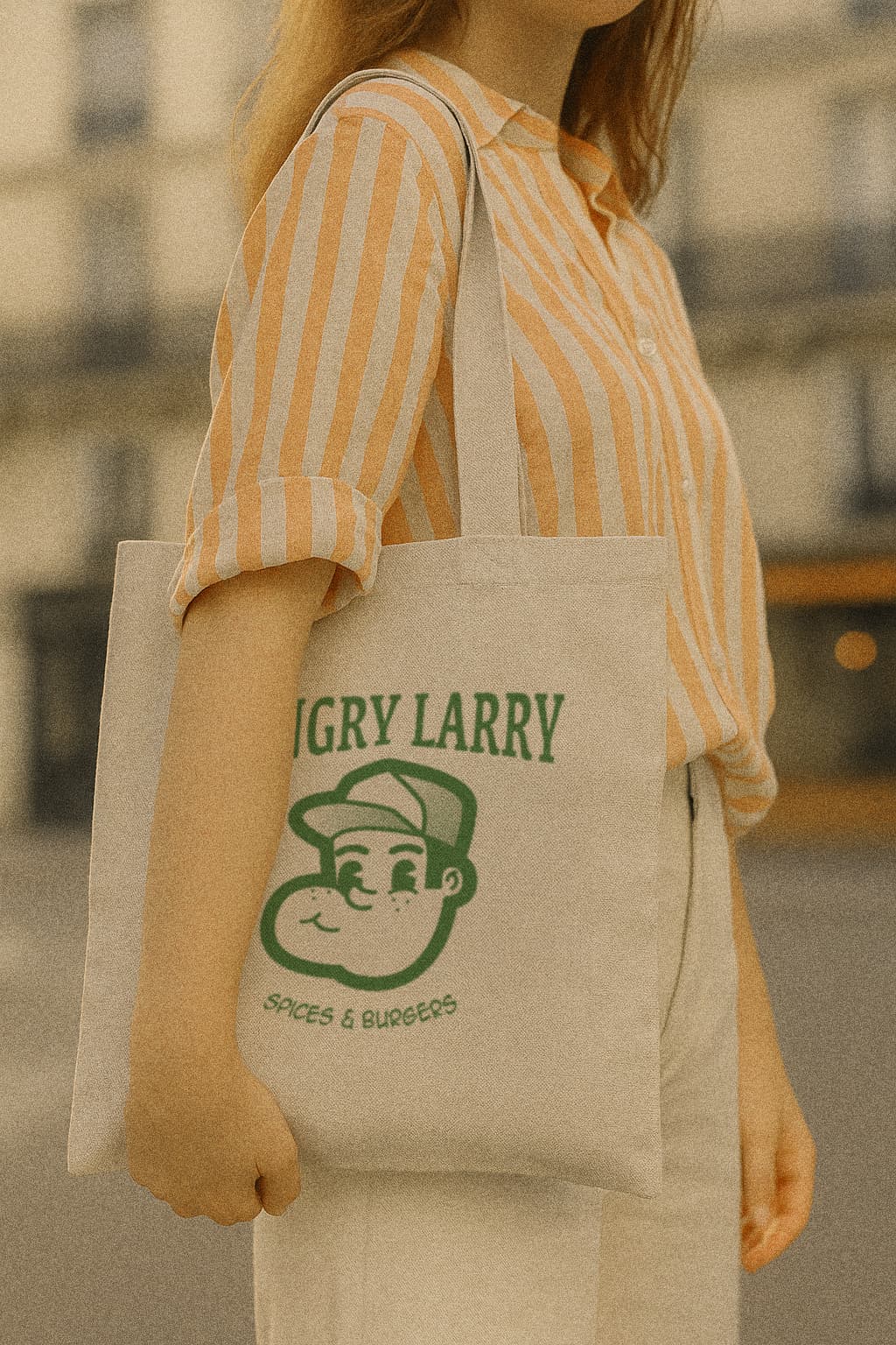 Abribus rétroéclairé à l'heure bleue, affiche BD Hungry Larry, cycliste en filé